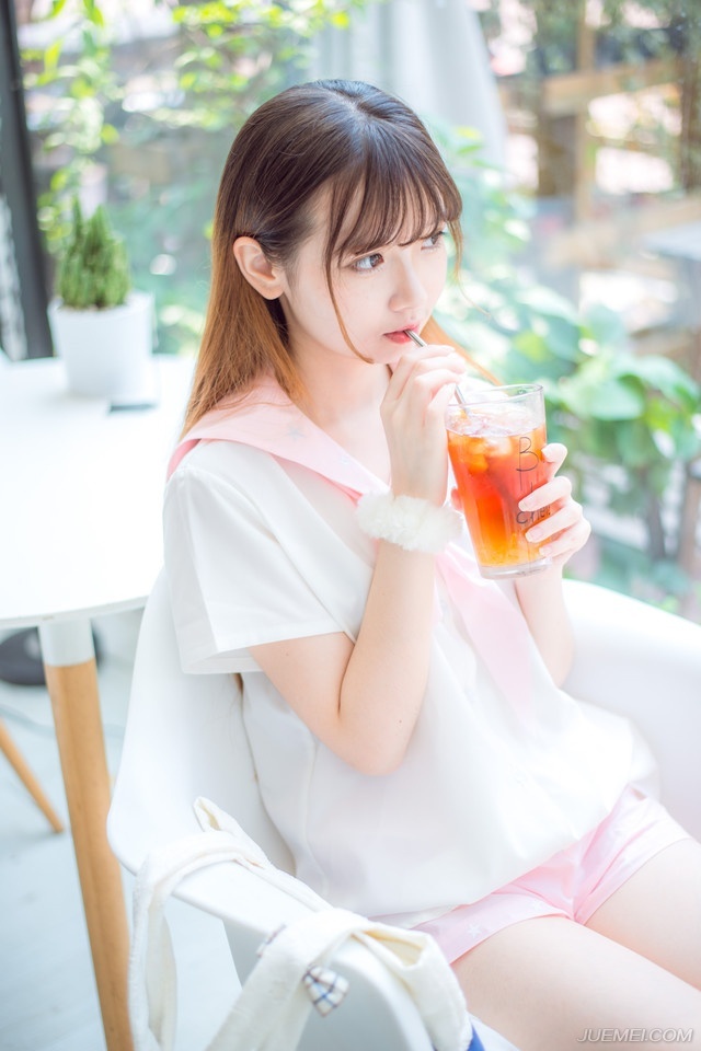 岁月极美在于它的必然流逝春花，秋月，夏日，冬雪。