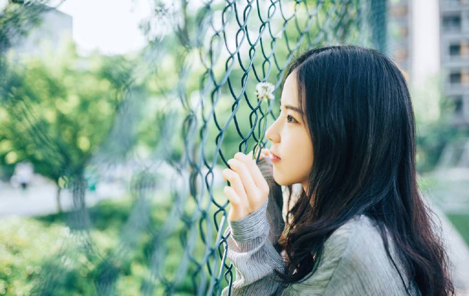 “若将军愿意，可愿随军出征，平定益州？”吕征微笑道，并未强迫，说话做事，虽有威仪，却不同于吕布，让人有种如沐春风之感。